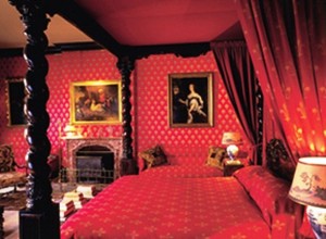 Red-Painting-for-Romantic-Bedroom